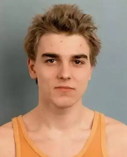 不忍直视的证件照却有人拍成了艺术品