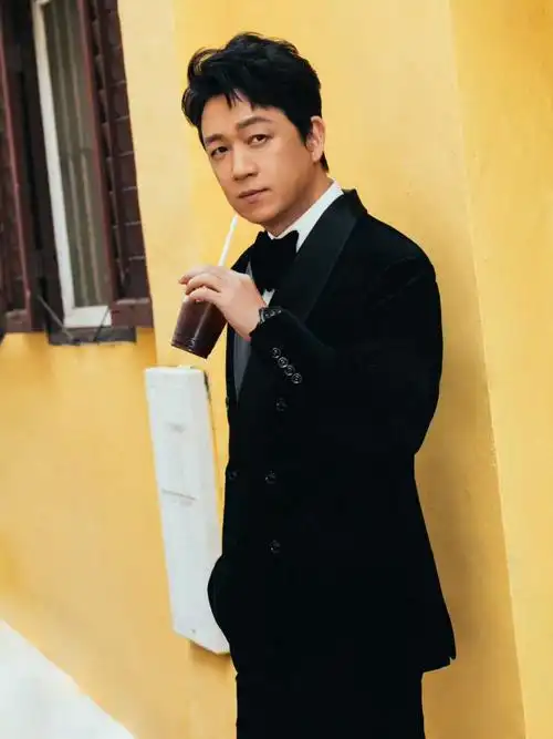 潘粤明说国足在家自己踢着玩儿吧# 潘粤明熬夜看球,称48个名额的式珑