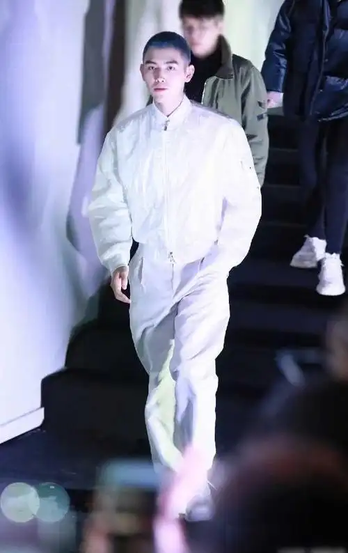 陈飞宇银发寸头亮相时装周这颜值你给打几分