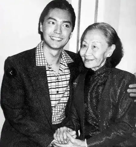 身为国际巨星的他,却有一个非常凄苦的身世.