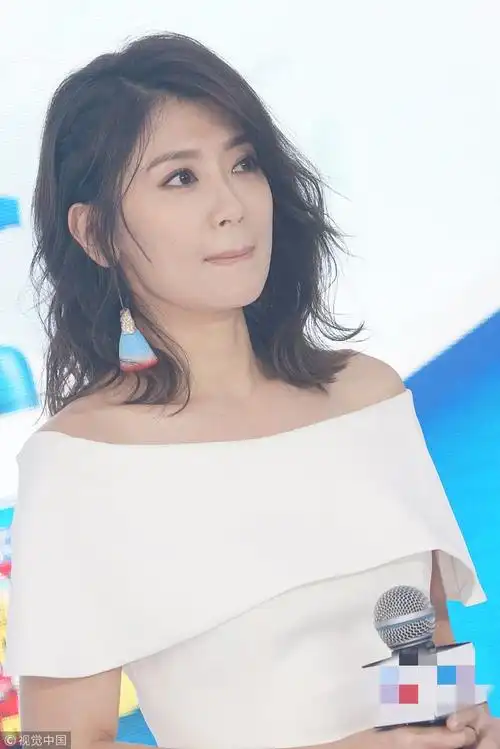 43岁贾静雯秀香肩玩性感 抿嘴露笑表情呆萌