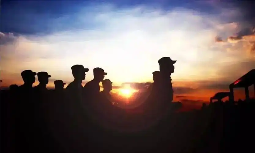 八一致敬:"橄榄绿"换装"警察蓝",让军魂在警营中闪耀!_军人