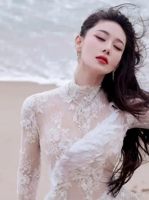 张馨予海边蕾丝裙造型一曝光,那反差感直接绝了!