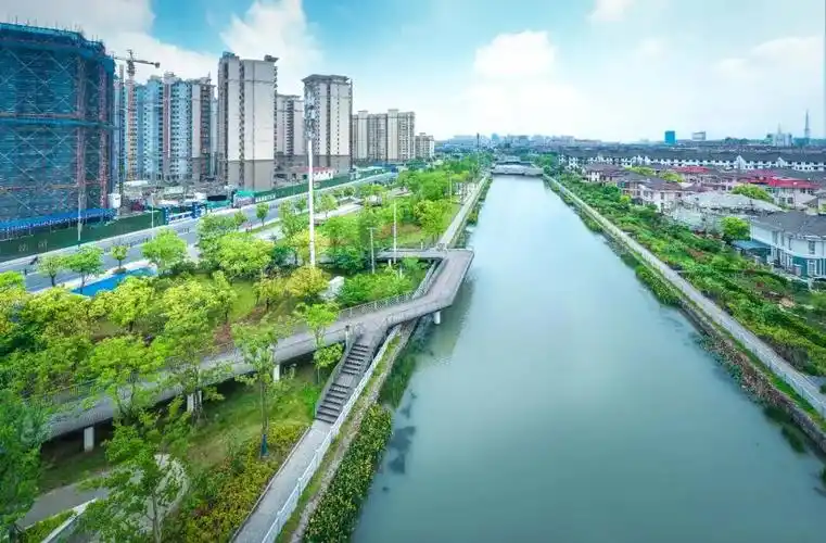 硬质驳岸为辅, 体现泰兴海绵生态文化,结合现状直立式硬质驳岸与木