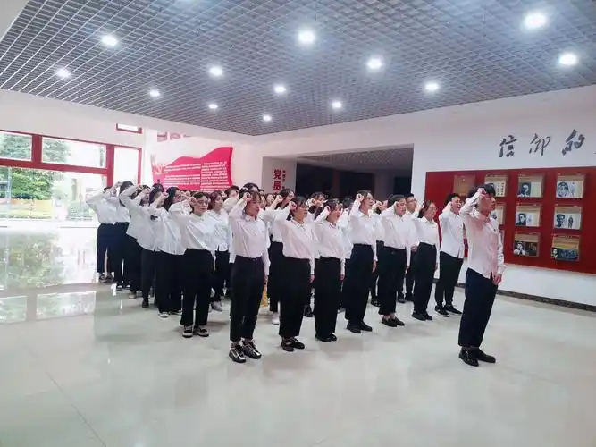 化学与材料学院学生党支部组织新党员入党宣誓