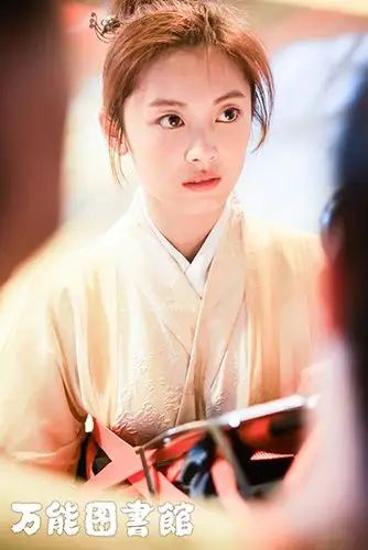 邵芸首演喜剧片万能图书馆古装造型引关注