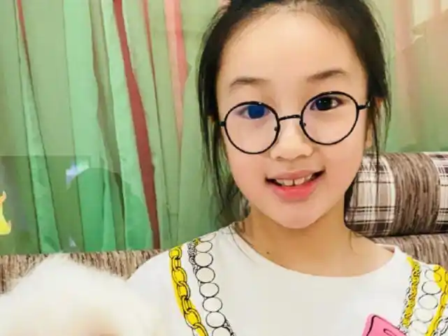 吴欣怡,很多人都知道她从小到大的变化还是很明显的,小时候的她给人的