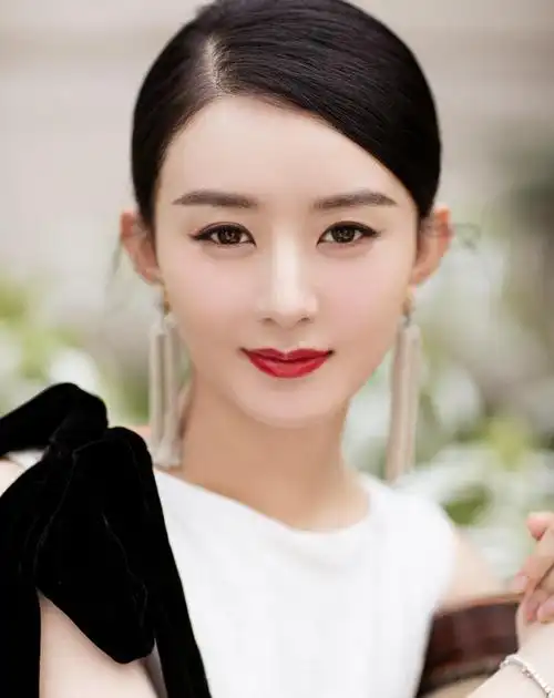 赵丽颖正式复出身材一点没变样网友更有女人味了