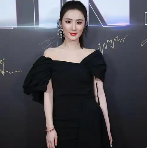 早年经历薇娅照片2003年和男朋友董海锋在北京动物园服装批发市场对面