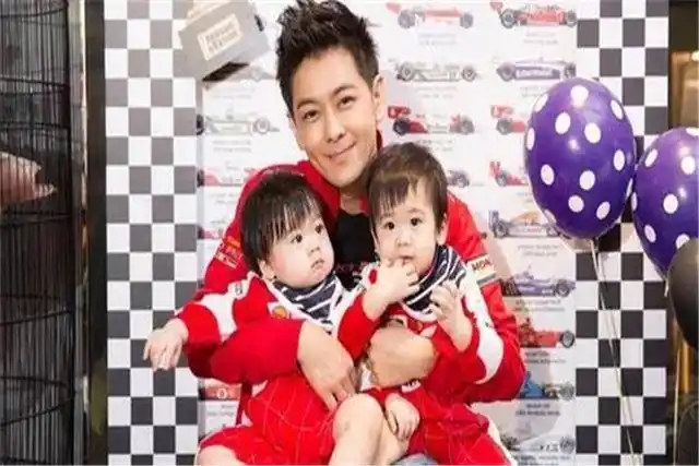 龙凤胎兄妹一出生就亲亲,连护士都分不不开,网友:萌化了