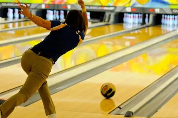 戴戒指打保龄球不安全手上的肉可能刮掉同时损坏戒指