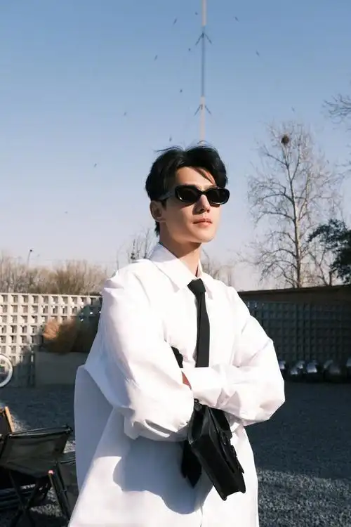 杨洋三月营业照##杨洋衬衫男大感