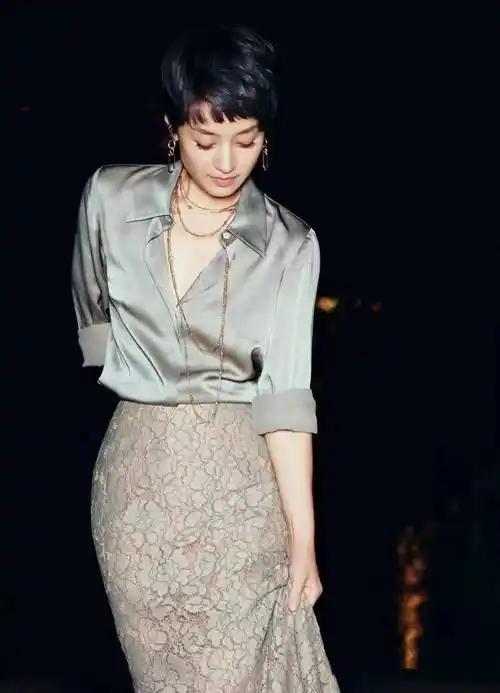 原创马伊琍又带火极简风穿搭白色衬衫牛仔裤高级又洋气