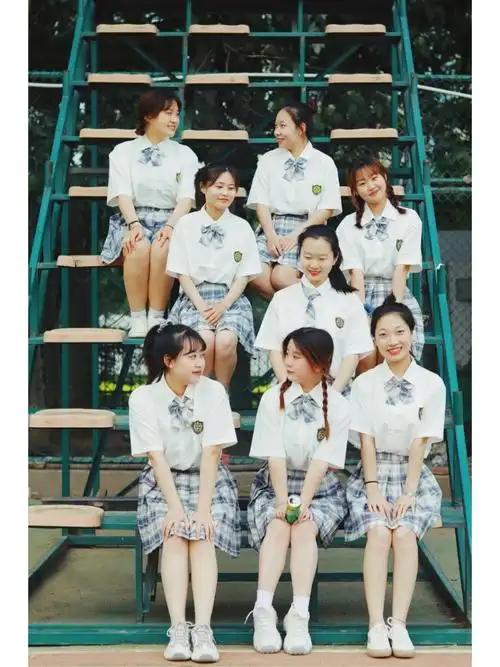 毕业寝室八人拍下姿势大合集