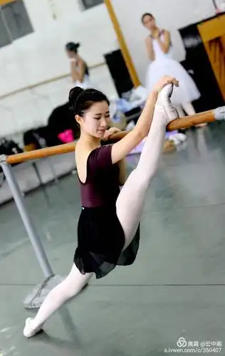 合肥舞蹈系女生毕业秀一字马