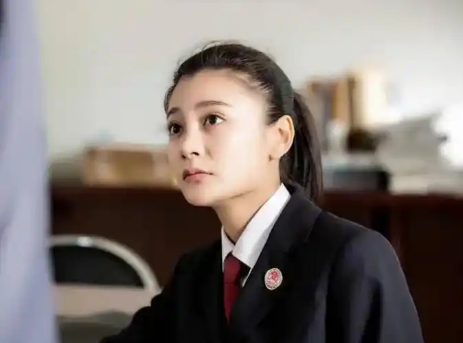 曹云金前妻穿皮衣录视频,胸口彩色纹身吸睛,女儿颜值超高_唐菀_电梯