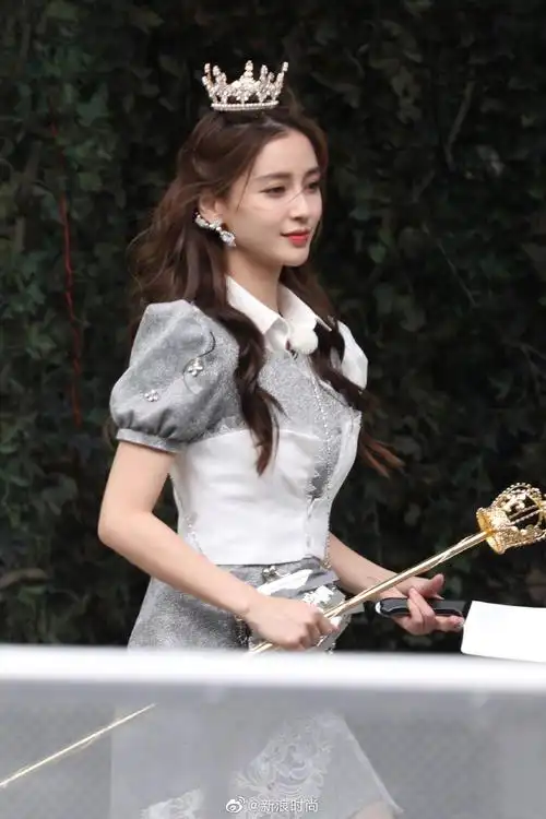 angelababy 晒出今晚跑男的皇冠造型,温柔卷发头戴皇冠