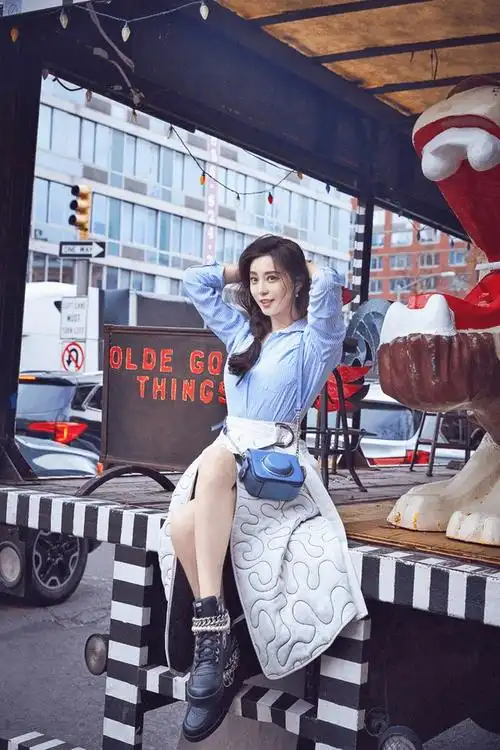 范冰冰身着蓝色条纹衬衫清新街拍 扎麻花辫穿地毯裙