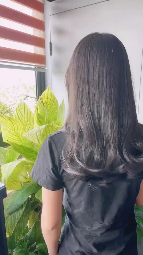 发梢微卷的烫发还能修饰脸形和肩背厚