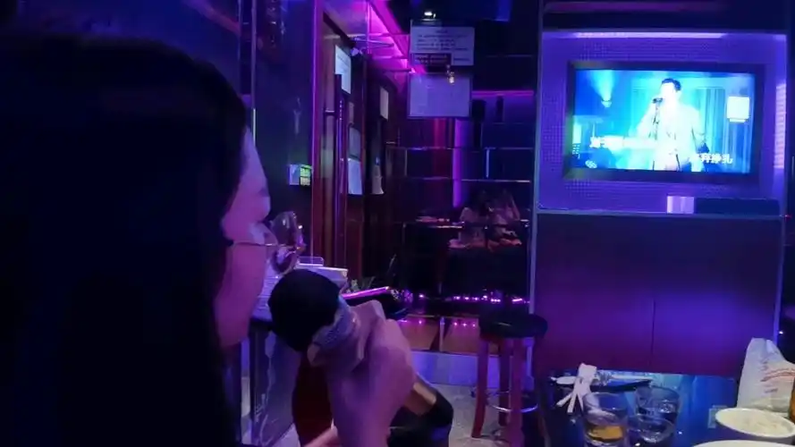 救命啊萧敬腾女粉竟然在ktv唱太阳绝世雕人太阳萧敬腾