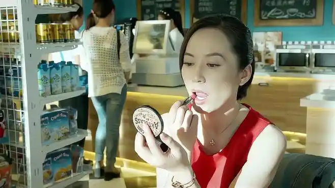 小丈夫:姚澜危机意识拉满,男友同事全是美女,精心打扮去接他!