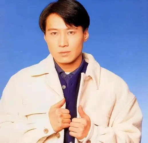 他也是佳作频出,1995年,他主演了王家卫执导的电影《堕落天使》