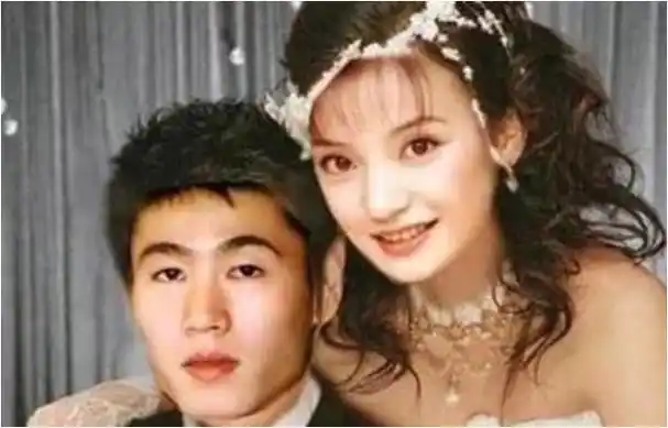 国乒名将王励勤的传奇人生曾与赵薇恋爱最终抱得小娇妻归