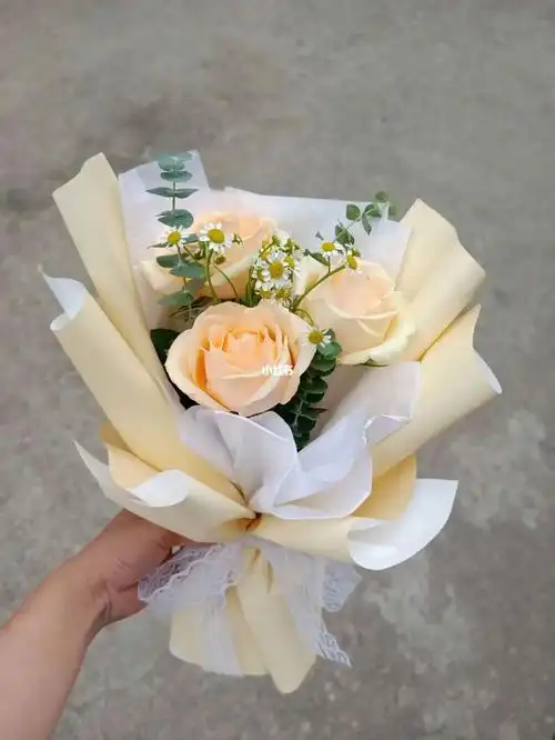 虽小但精致跟朋友见面时带上一束小花真的是很浪漫的一件事～#小花束