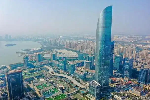 苏州市的地标性建筑之一,总高450米,西濒金鸡湖,北望阳澄湖