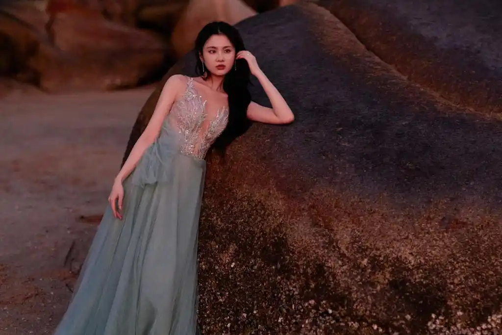 张慧雯发布金鸡奖闭幕式造型 蓝色人鱼礼服梦幻迷人