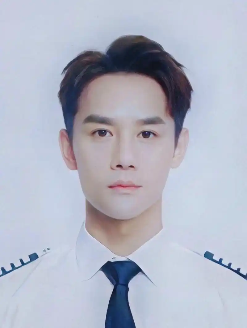 证件照也能如此迷人.他的眼神,温柔而笃定,澄澈而明朗,会让人 - 抖音