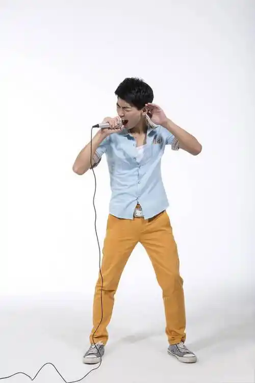 棚拍休闲装年轻男人唱歌