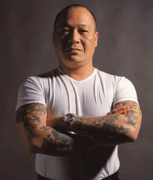 他是《古惑仔》的"灵魂",为家"退出江湖",一身纹身霸气十足