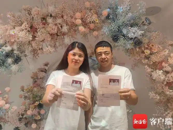 孙女士和贾先生晒出新鲜出炉的结婚证.记者 韩星 摄