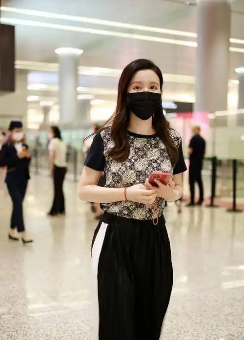 张萌素颜出镜也挺美,接地气的造型平易近人,但鞋子却选错了_印花