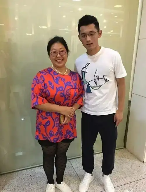 海涛妈与张继科同穿情侣鞋搂着赵又廷笑容满面似亲生