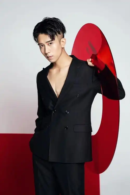孙绍龙曝光新写真,深v西装尽显男性荷尔蒙