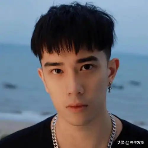 男生还留"寸头"就out了,2021冬天发型剪这三款,干净又帅气