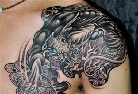 半甲招财貔貅纹身图案