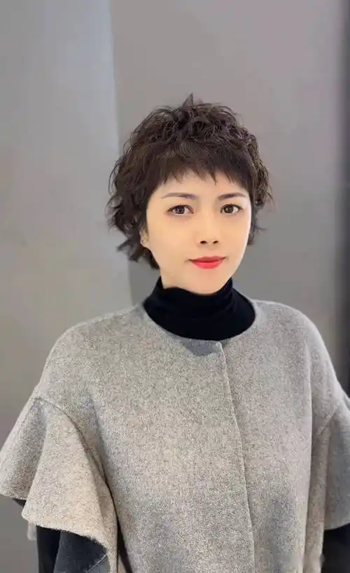 女人过了50岁最火的还是剪短发利落时尚有气质