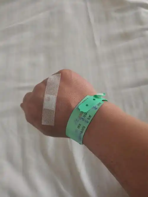 小玉:"戴着最贵的手环,躺着最贵的床位,住着最贵的房间,穿着最贵的