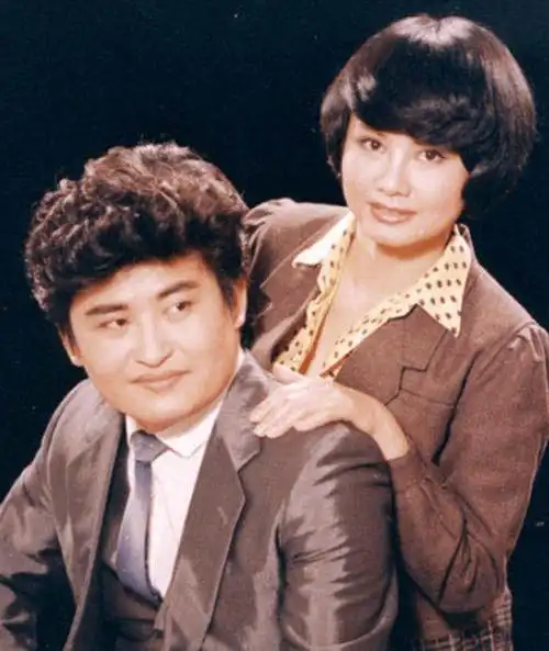 刘欢罕见和妻子走机场,娇妻戴豹纹围巾剪妹妹头,时髦又年轻_老婆_显得