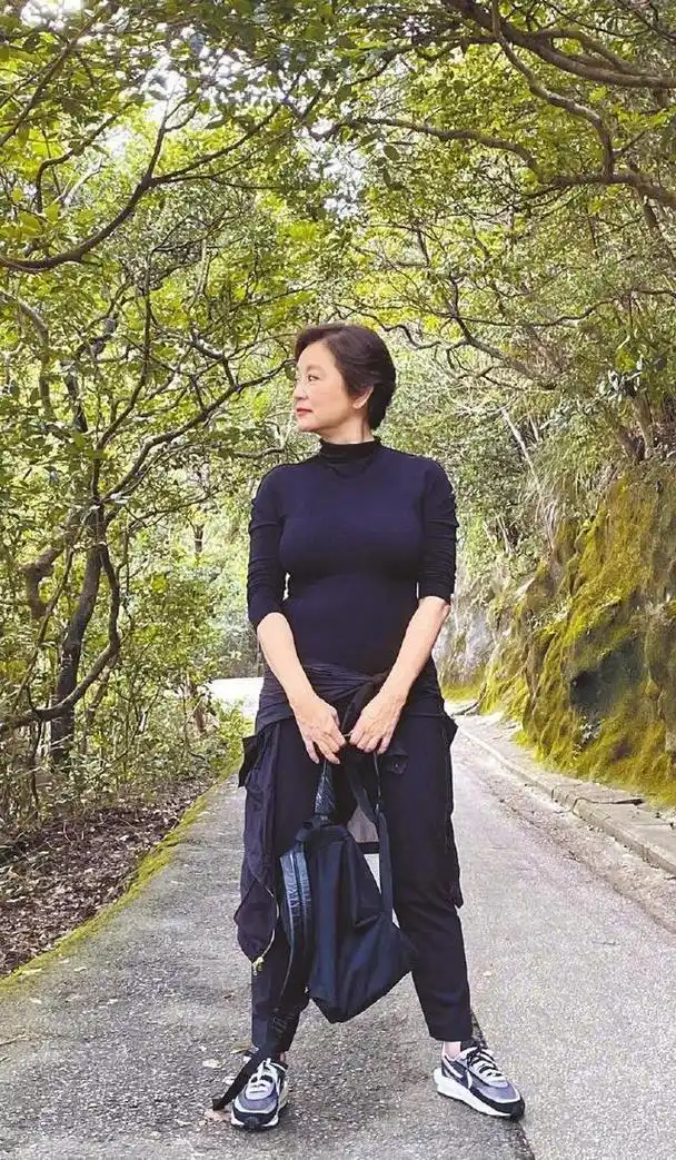 66岁林青霞近况!穿衣简约腰围显"游泳圈",继女继承了好衣品