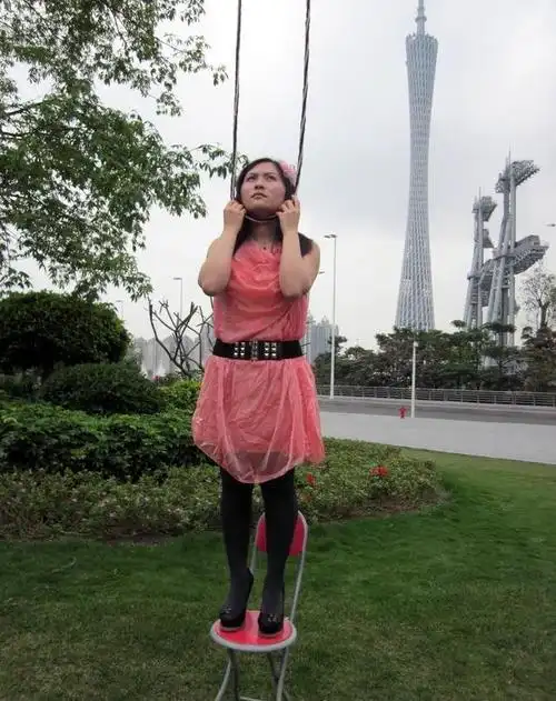 而就在女孩上吊的同时,隔壁邻居家120岁的年轻男子竟然也在家,服用