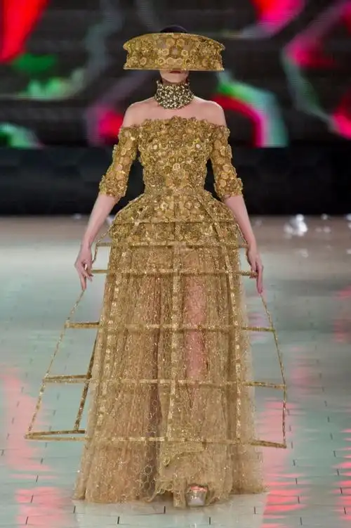 2013春夏 亚历山大·麦昆 英国 伦敦 女装 露肩连衣裙 裙子 服装 走秀