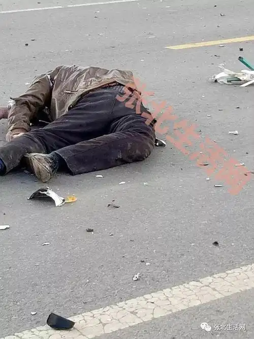 突发张北东环东梁发生一起严重车祸疑似一死一伤