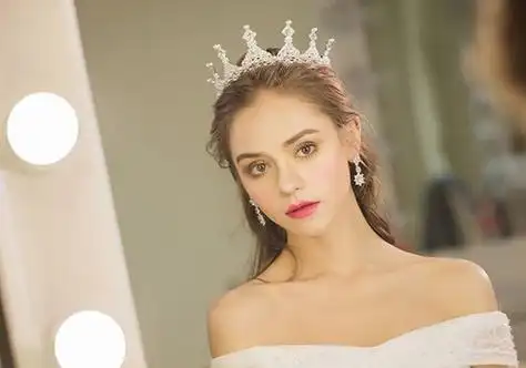 今年英国新娘依旧喜欢戴皇冠英式新娘皇冠盘发看着简单很唯美的