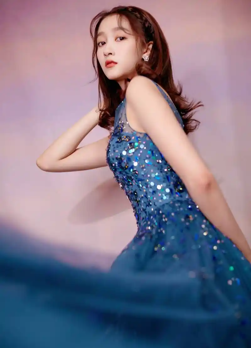 清澈的眼神,迷人的五官!