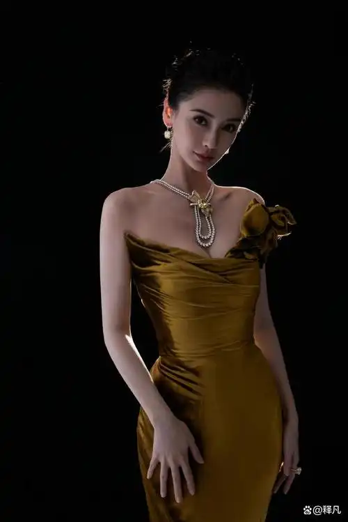 杨颖身穿鎏金抹胸长裙露出事业线!曼妙身材太性感撩人