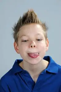 吐舌头的男孩照片